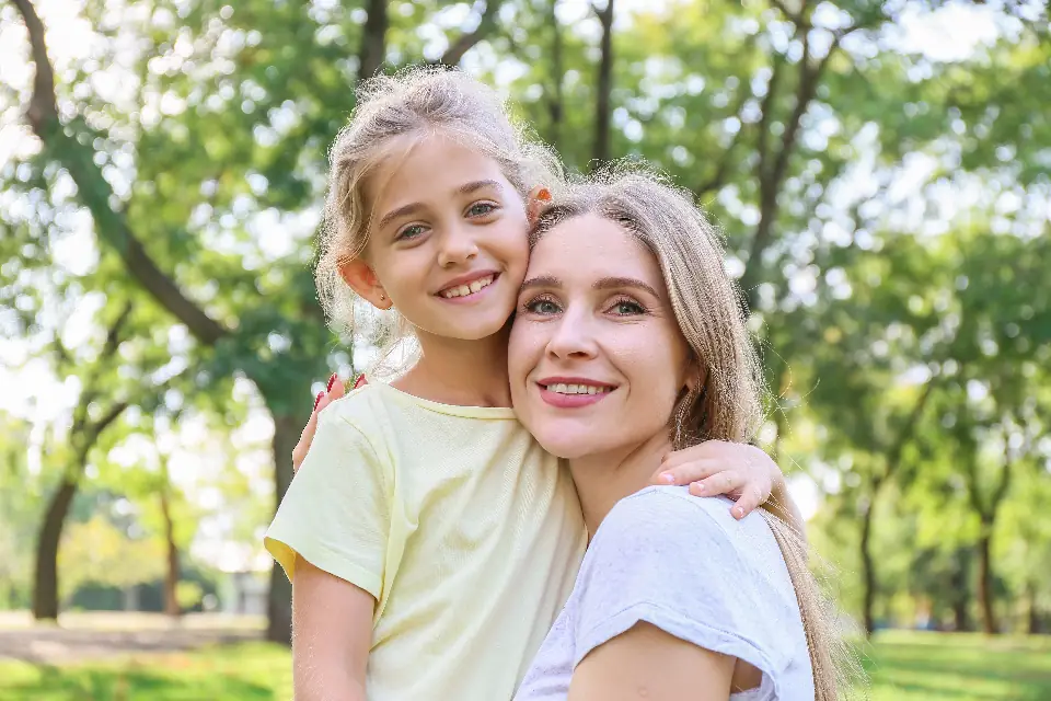 Madre e hija sonriendo (foto de ejemplo)