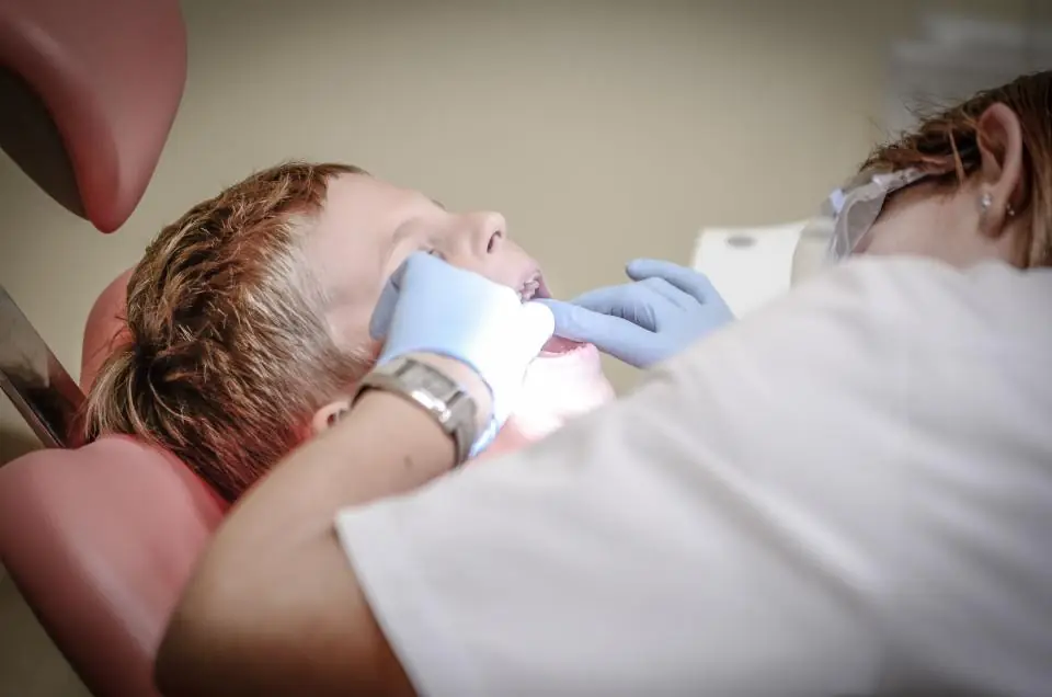 Atención dental de un niño (foto de ejemplo)